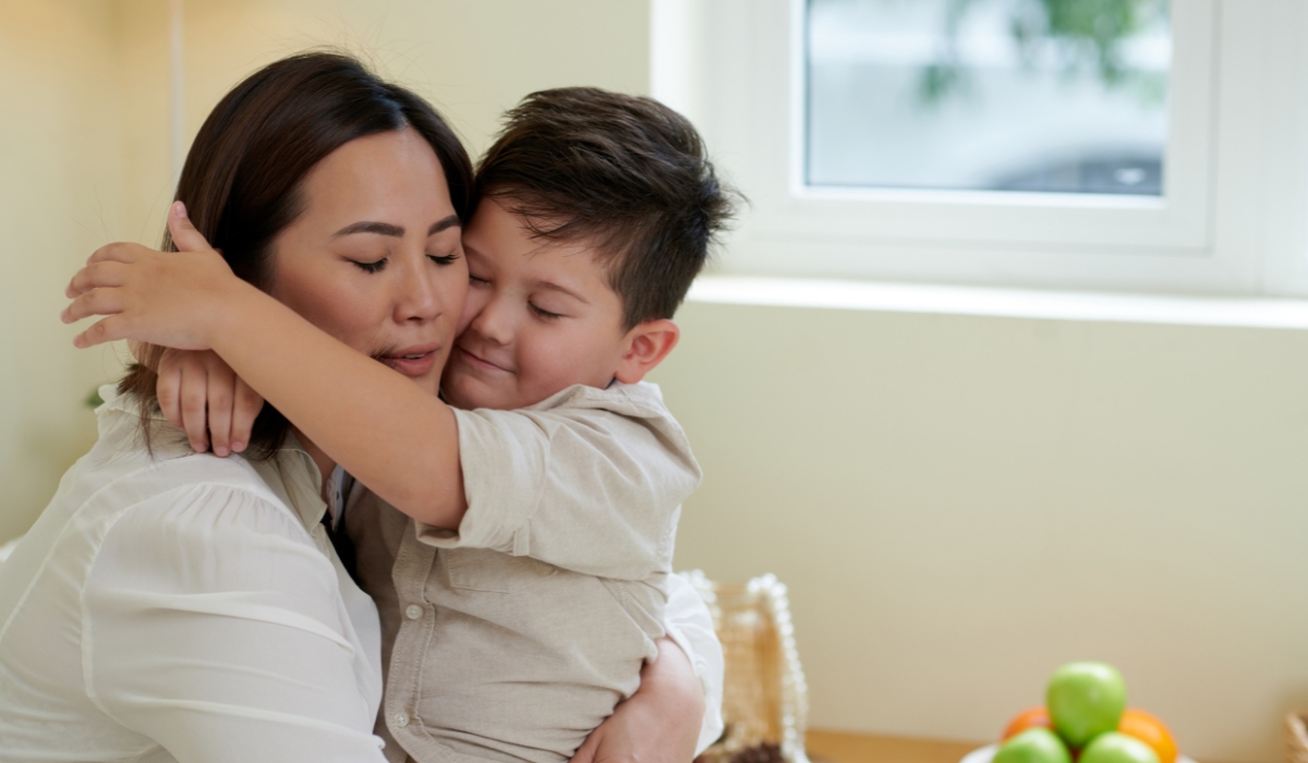 Mẹ ôm trẻ giúp trẻ hiểu được rằng tình yêu của mẹ là vô điều kiện cho trẻ cảm thấy tình yêu thương và sự tự tin, tôn trọng