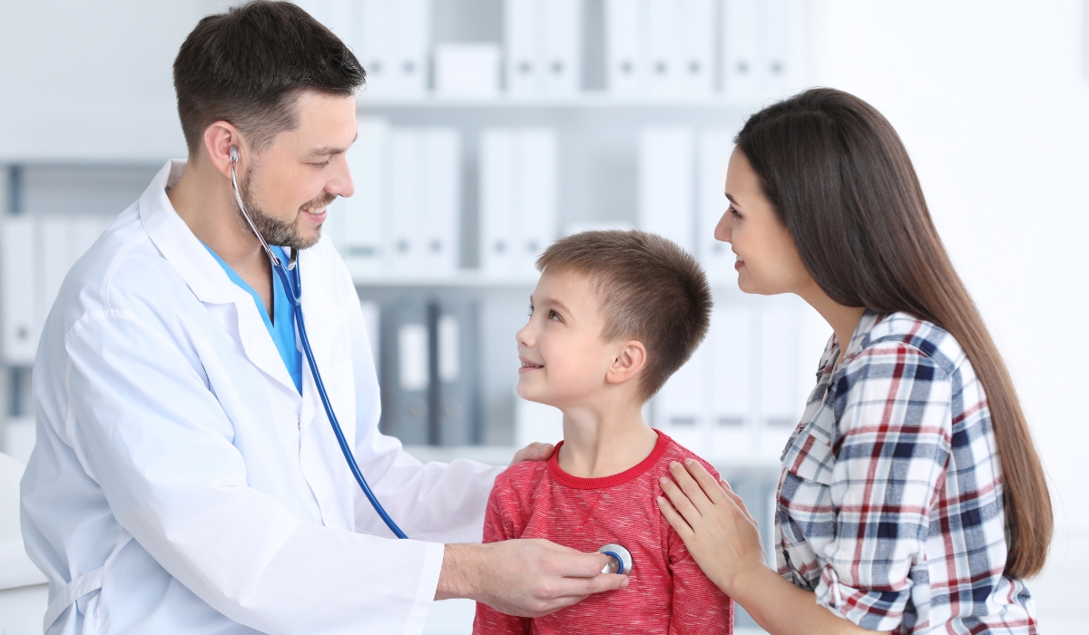 Bác sĩ khám cho trẻ trước khi được thực hiện tiêm bù hoặc tiêm đuổi cho trẻ khi chưa tiêm đủ mũi vắc xin
