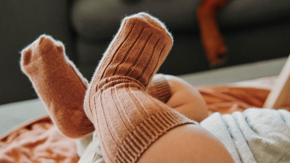 Tất lưới thoáng khí cho bé mang đi ngủ giữ ấm chân