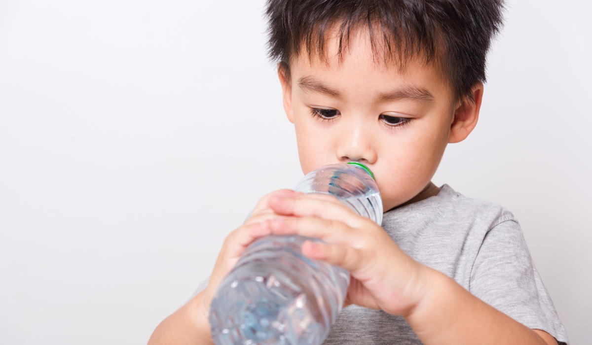 Các điều cha mẹ cần lưu ý khi trẻ sốt cao, mất nước và cha mẹ cần lưu ý khi bù nước cho trẻ