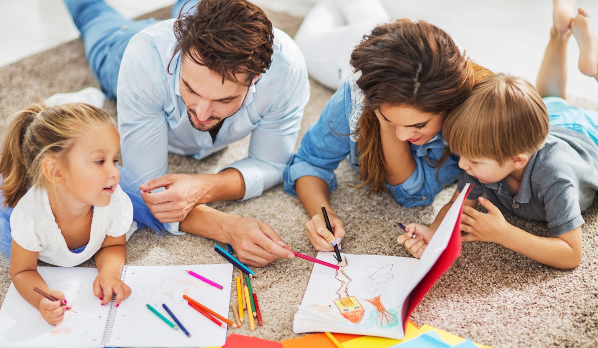 Cha mẹ cùng với trẻ tham gia hoạt động nhỏ giúp trẻ có nhiều kỉ niệm hơn giúp cha mẹ hiểu con cái nhiều hơn