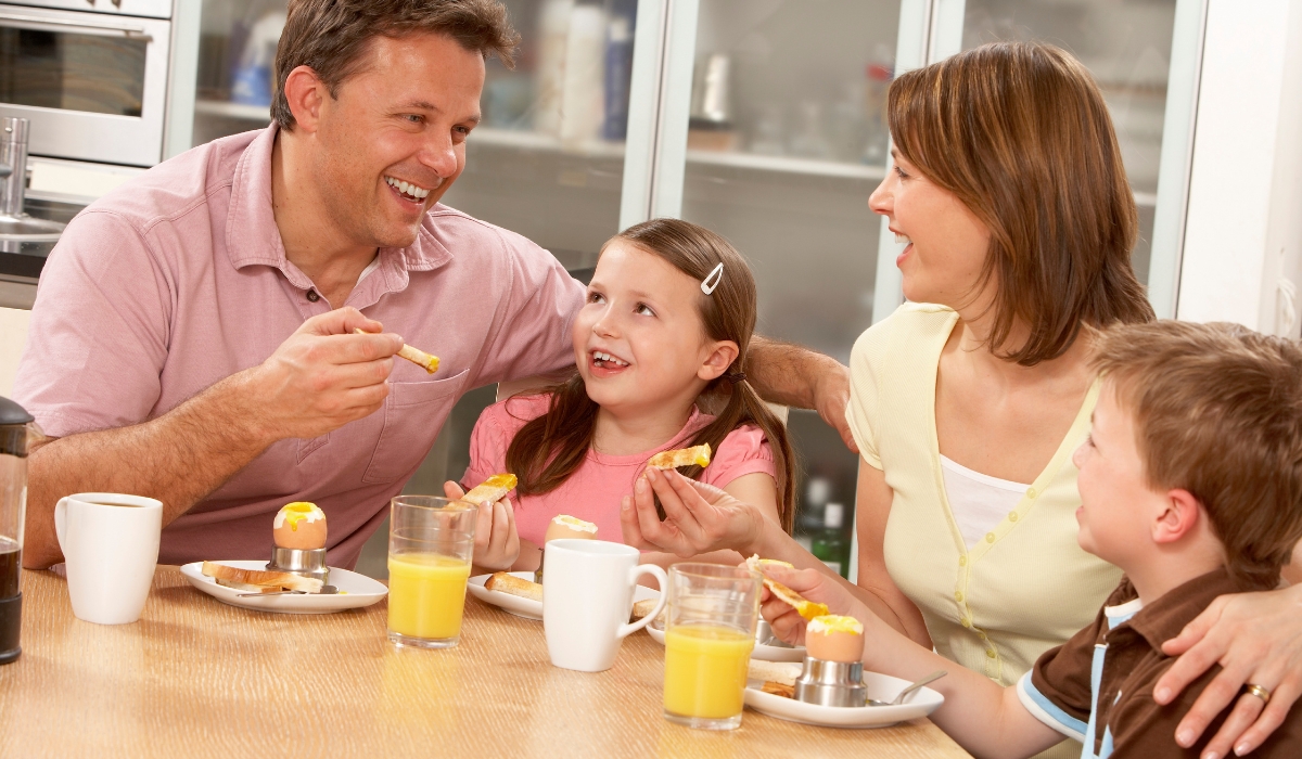 Gia đình cùng nhau ăn ăn tối cùng nhau chia sẻ để thấu hiểu trẻ nhiều hơn