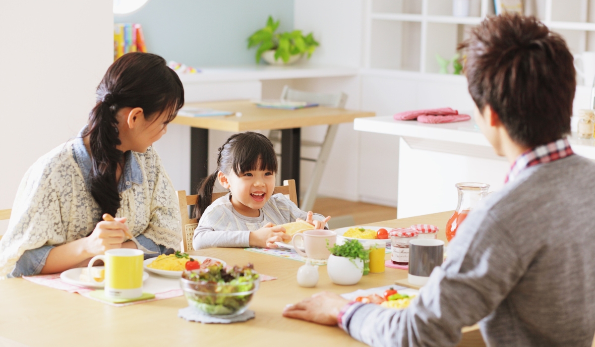 Bữa cơm gia đình cùng cha mẹ và trẻ giúp cha mẹ có thể hiểu trẻ nhiều hơn thấu hiểu trẻ