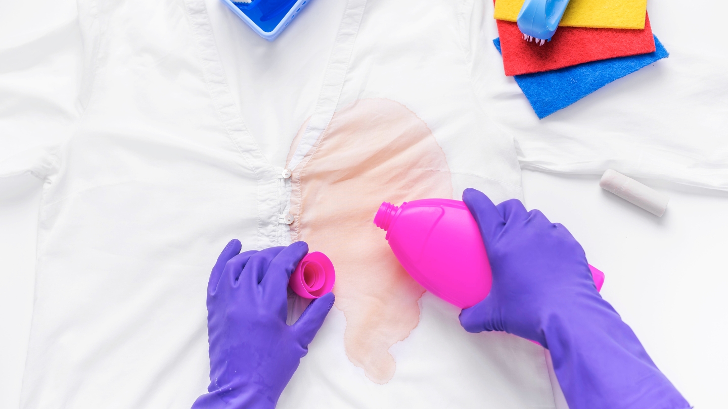 Sử dụng giấm trắng để hòa tan vết slime khô dính trên quần áo trẻ em.