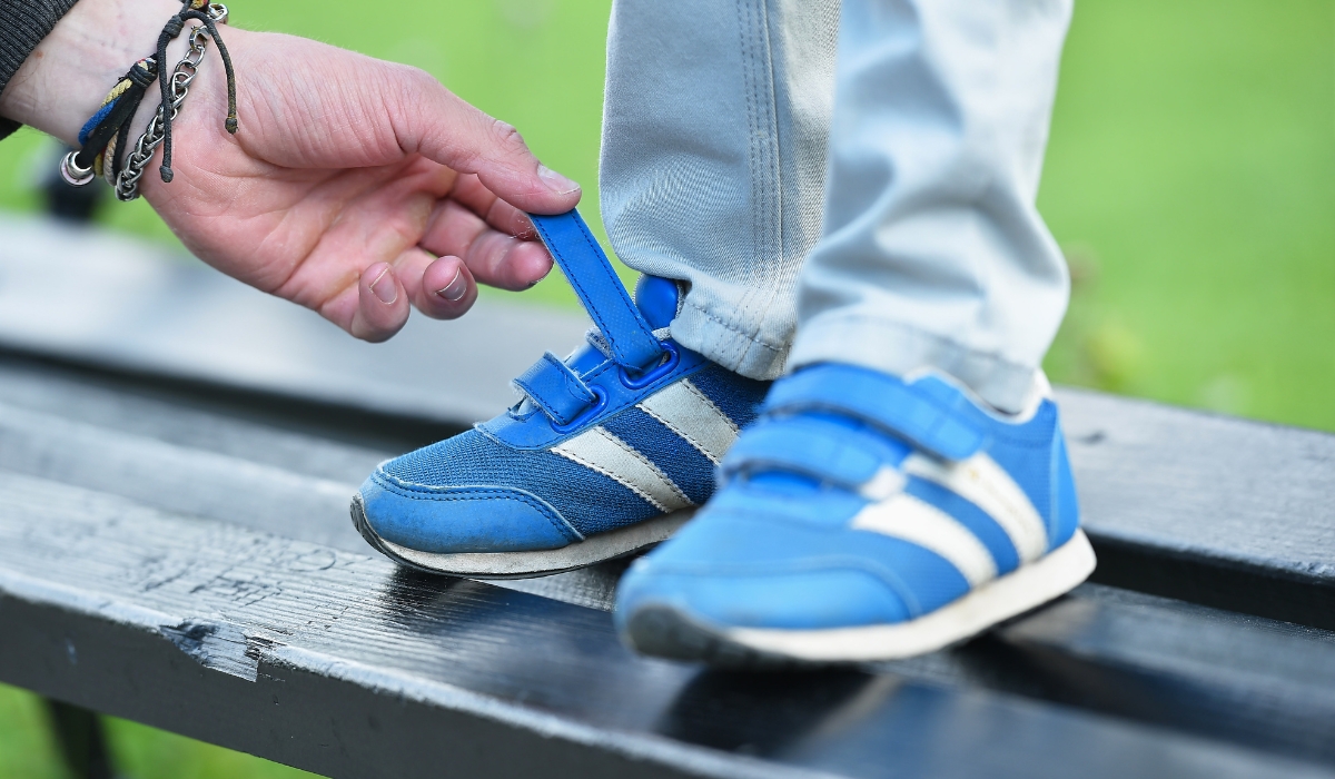 Việc chọn lựa và mua sắm những đôi giày có khóa dán velcro cho trẻ như thế nào cho phù hợp