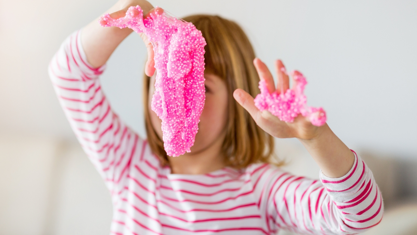 Bé bị dính slime (chất nhờn ma quái) bết vào tóc và quần áo.