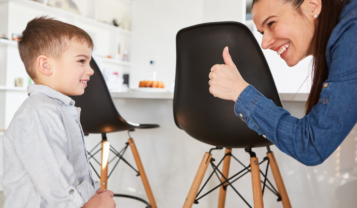 Mẹ đang khen bé đúng cách giúp trẻ phát triển đúng cách