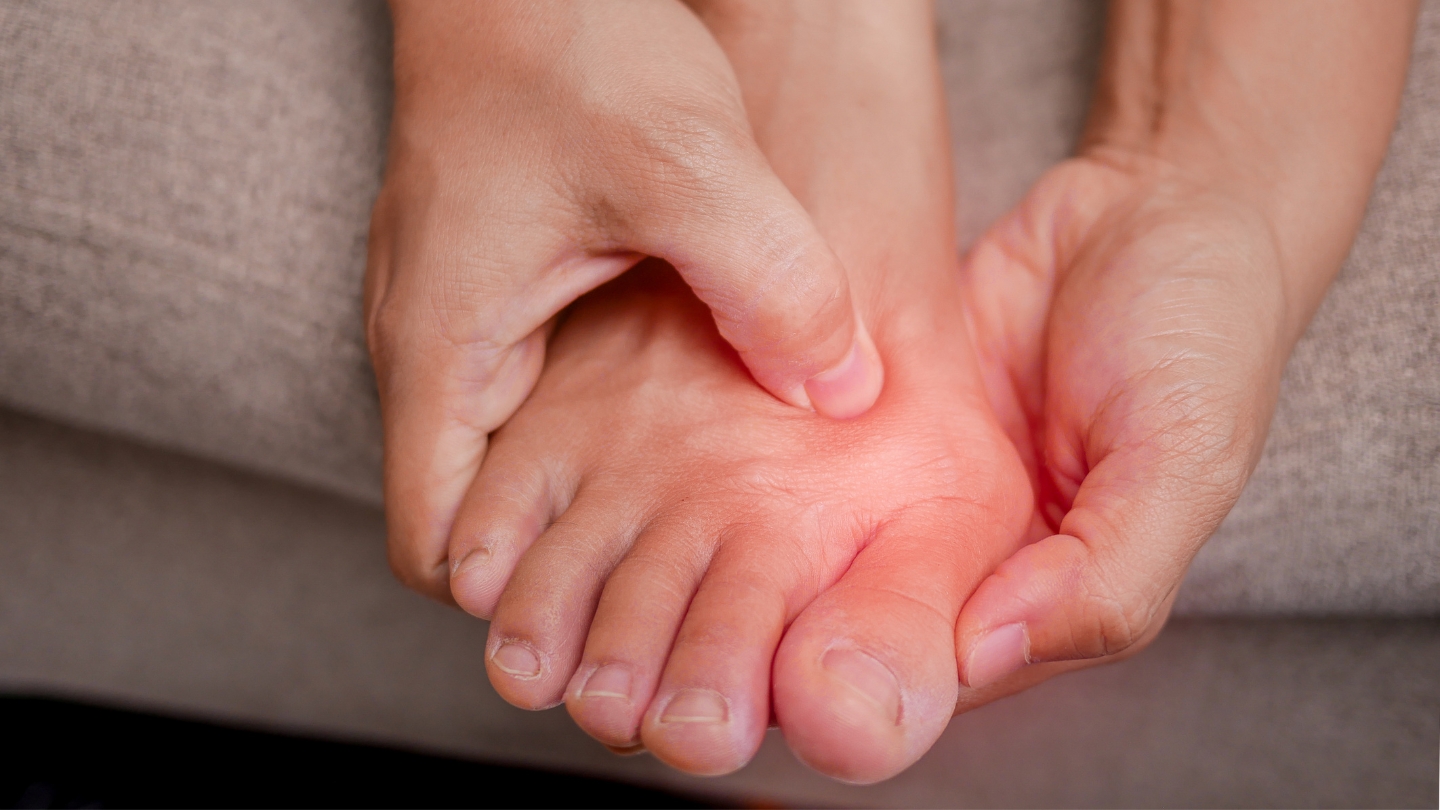 Miếng lót giày bị trượt và dồn cục ở mũi giày gây đau chân cho bé khi chạy.
