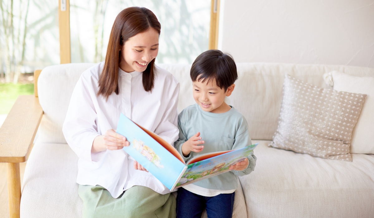 Mẹ cùng với trẻ cùng nhau đọc sách trước khi ngủ giúp bé mở rộng kiến thức hơn