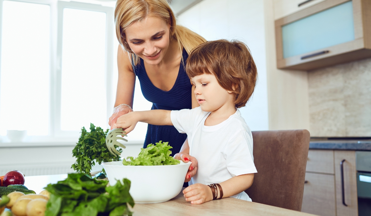 Mẹ cùng với bé cùng nhau chuẩn bị bữa ăn giúp cho mẹ hiểu về trẻ hơn và cho trẻ hiểu được từ đâu có đồ ăn