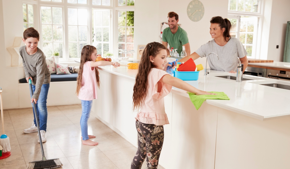 Hình ảnh trẻ đang làm việc nhà cùng bố mẹ để có thể nhận được tiền thưởng tiền tiêu vặt cuối tuần