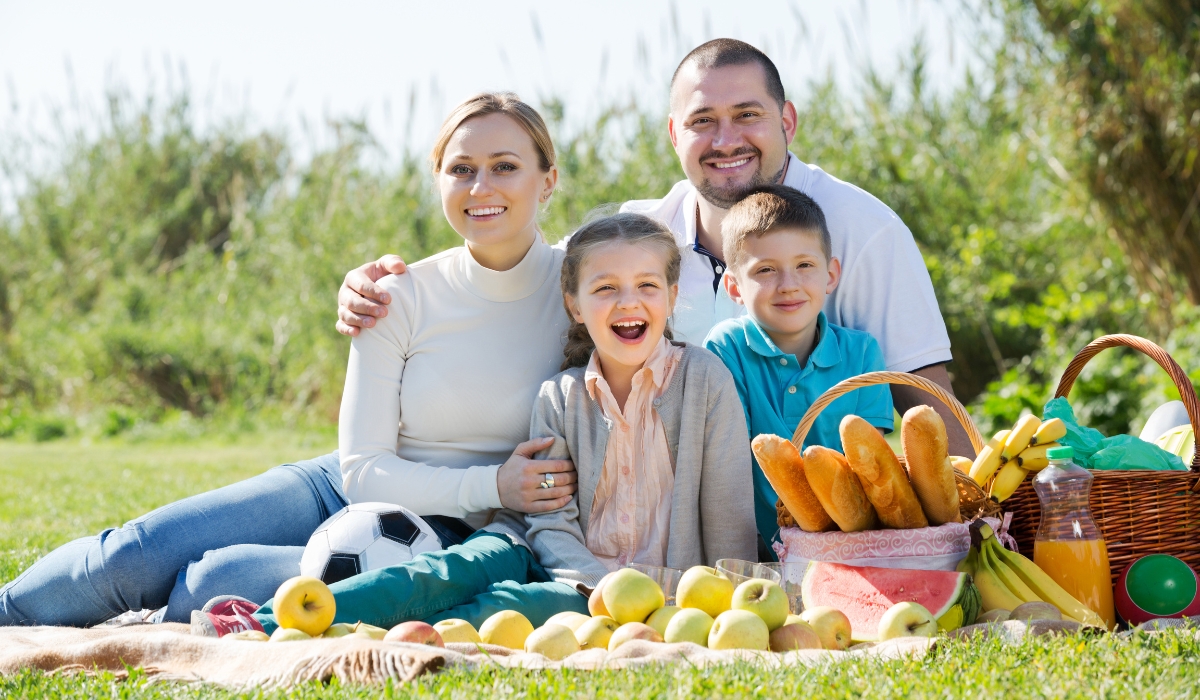 Cha mẹ và con cái cùng nhau ra ngoài cắm trại giúp trẻ cảm thấy được thấu hiểu và tôn trọng hơn