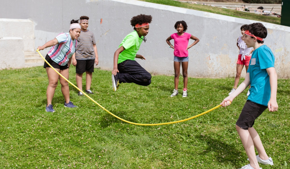 Trẻ tham gia các hoạt đông ngoài trời tăng cường khả năng phát triển 