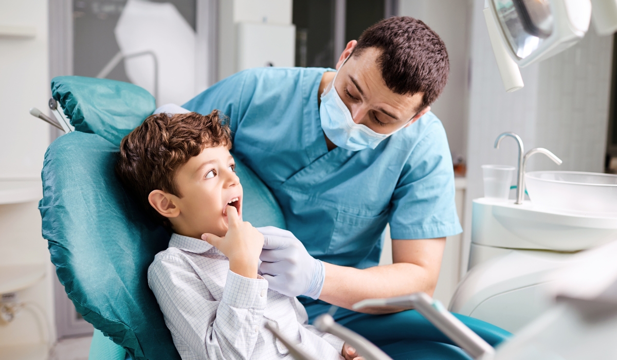 Trẻ cần được đi nha sĩ theo định kì để có thể khám sức khỏe về răng cho trẻ