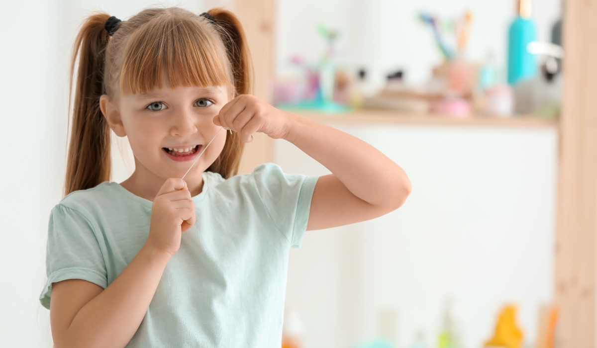 Ba mẹ cũng có thể sử dụng chỉ nha khoa cho trẻ khi trẻ bị mắc thức ăn vào răng và đồng thời cũng giúp làm sạch răng cho trẻ