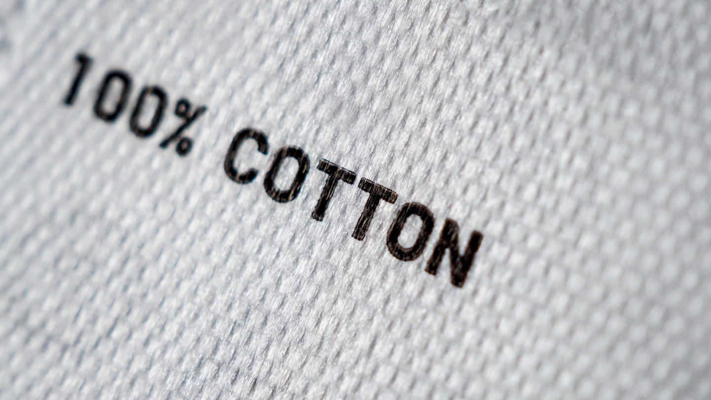Cách phân biệt vải cotton 100% thấm hút tốt và vải pha nilon không thấm nước.