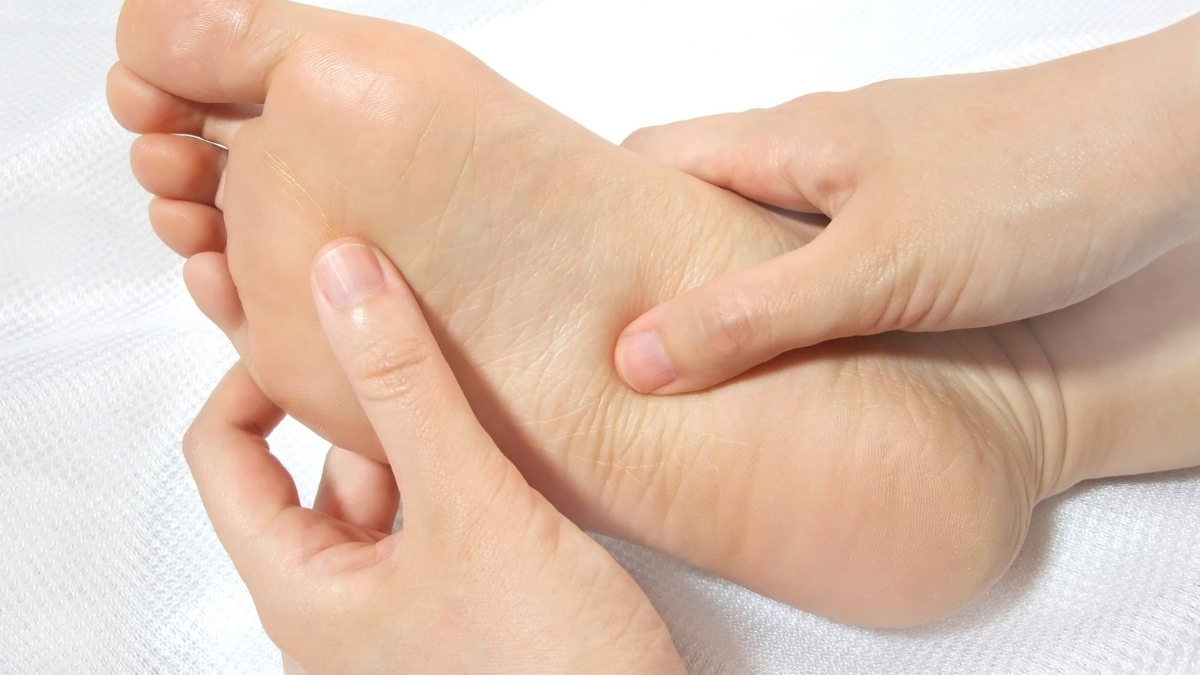 Vị trí huyệt Dũng Tuyền ở gan bàn chân trẻ em giúp giữ ấm và trị ho.