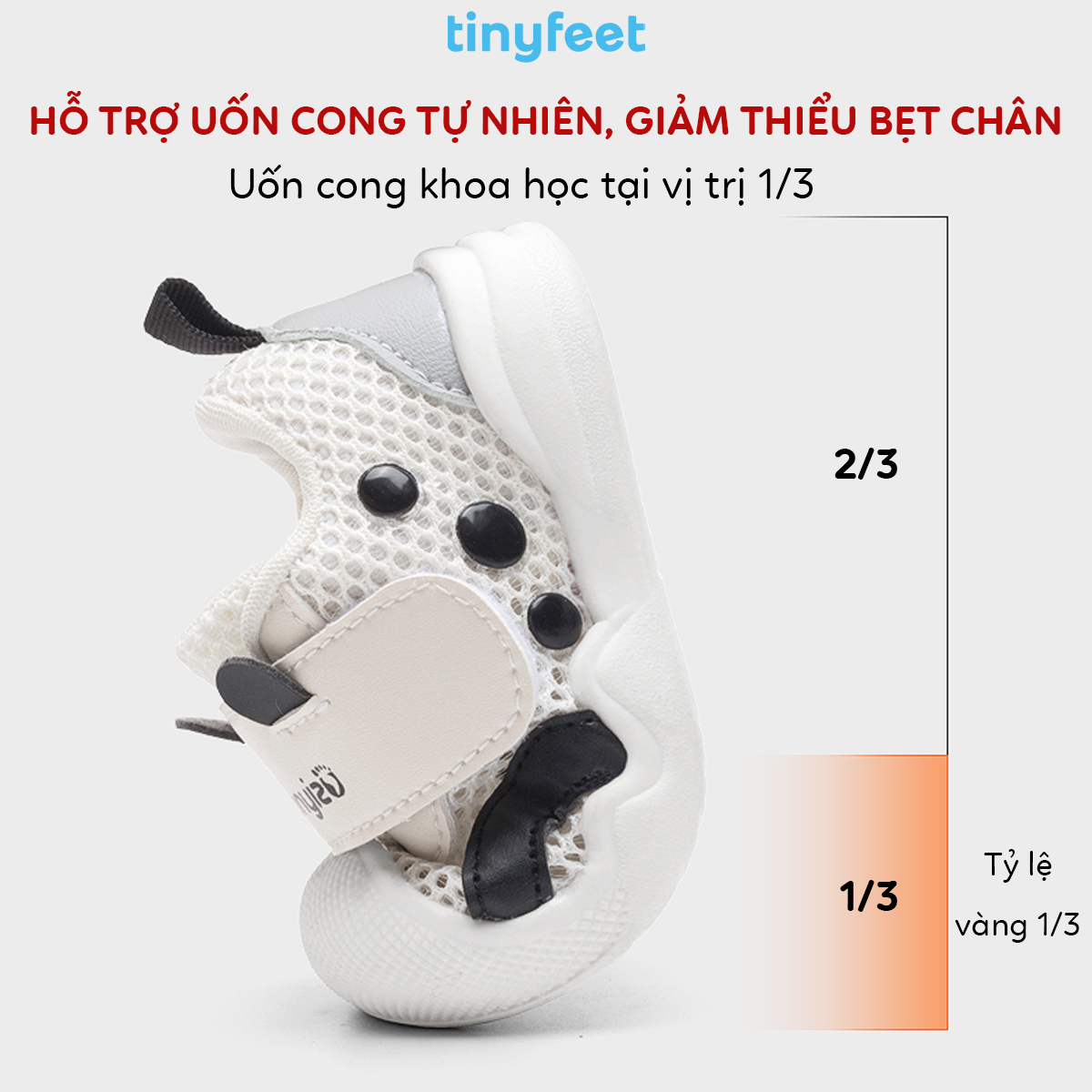 Sandal rọ bít mũi Tinyfeet ngăn cát vào chân bé khi đi biển.