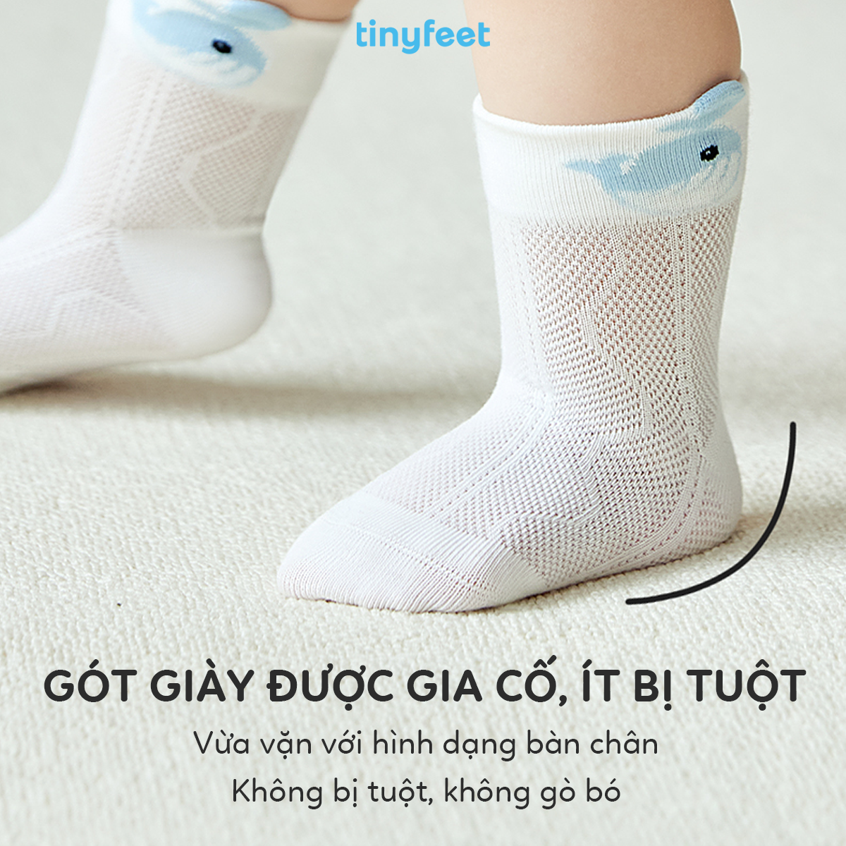 Bé vui vẻ xỏ tất với đôi giày mềm mại, không gây kích ứng