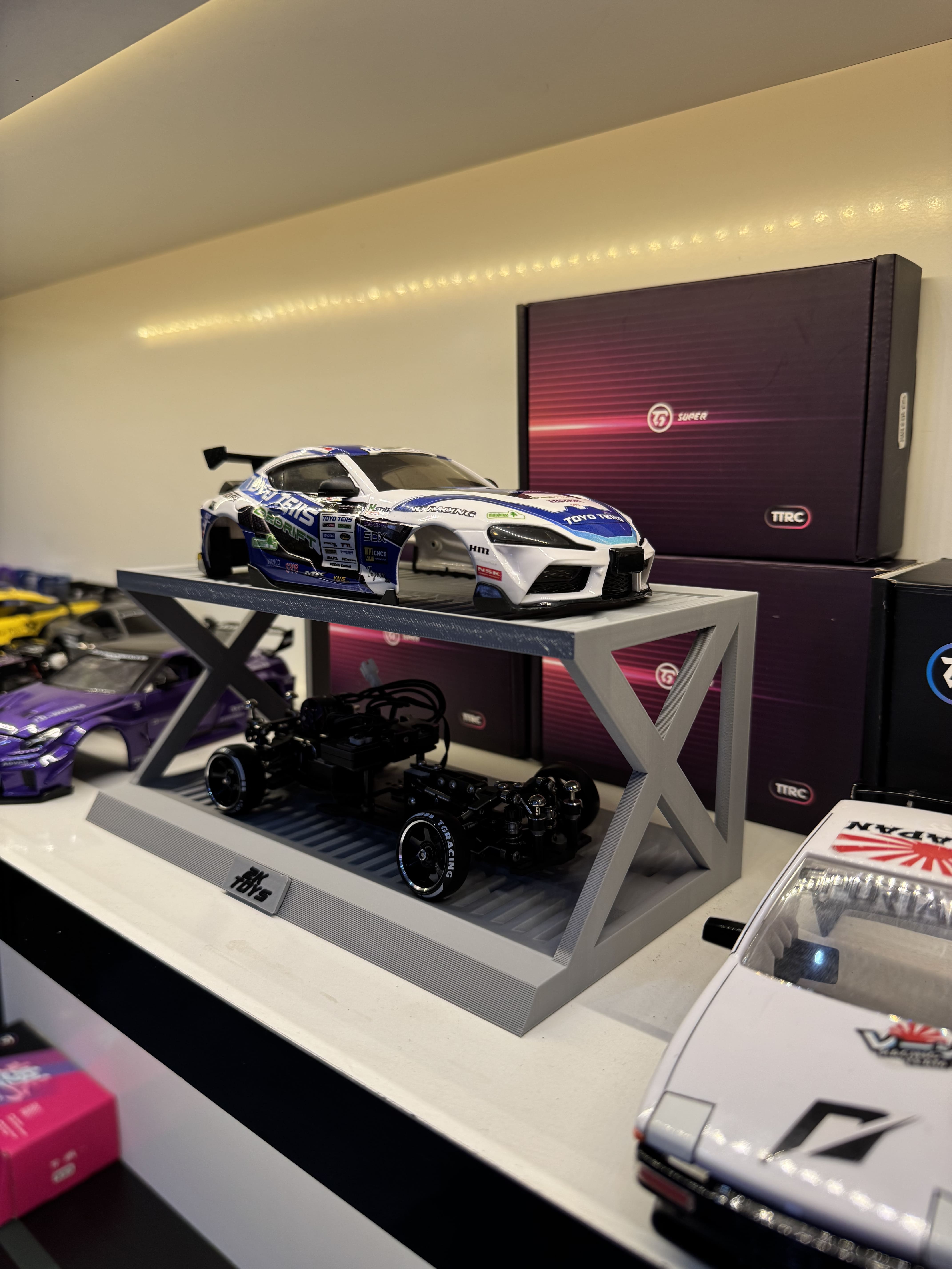 Kệ Trưng Bày Xe 2 Tầng – Giải Pháp Tối Ưu Không Gian Bàn Làm Việc