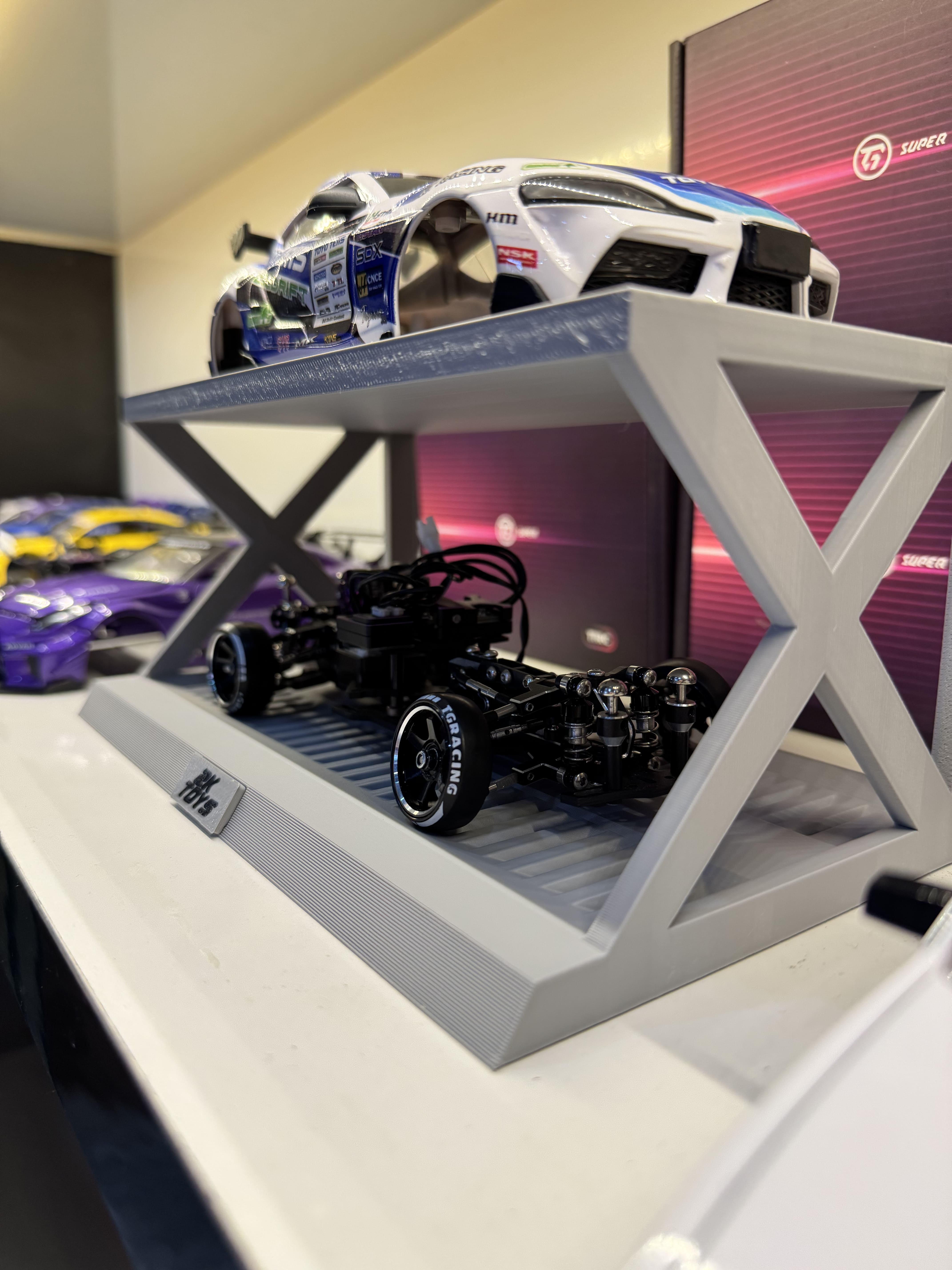 Kệ Trưng Bày Xe 2 Tầng – Giải Pháp Tối Ưu Không Gian Bàn Làm Việc