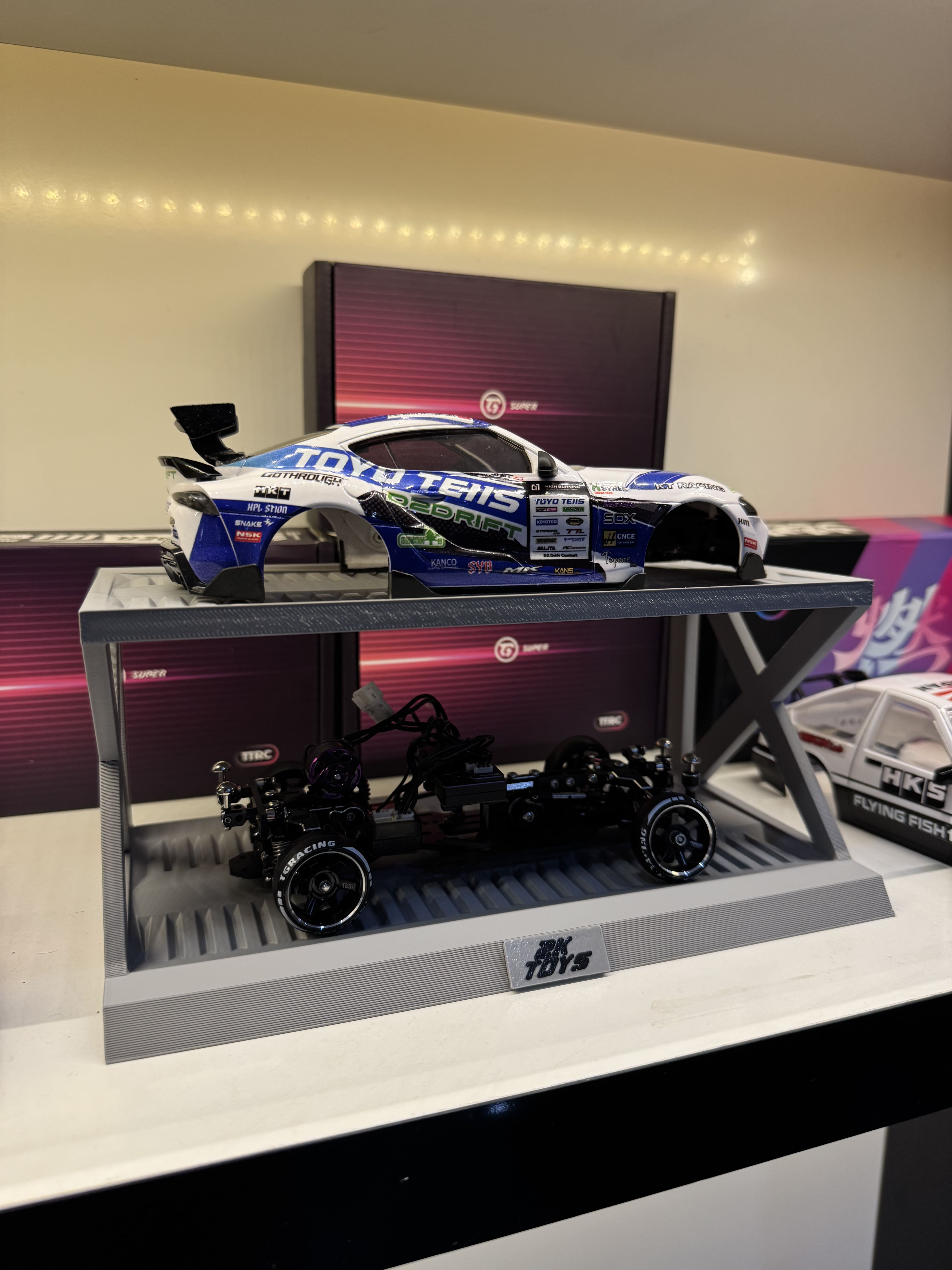 Kệ Trưng Bày Xe 2 Tầng – Giải Pháp Tối Ưu Không Gian Bàn Làm Việc