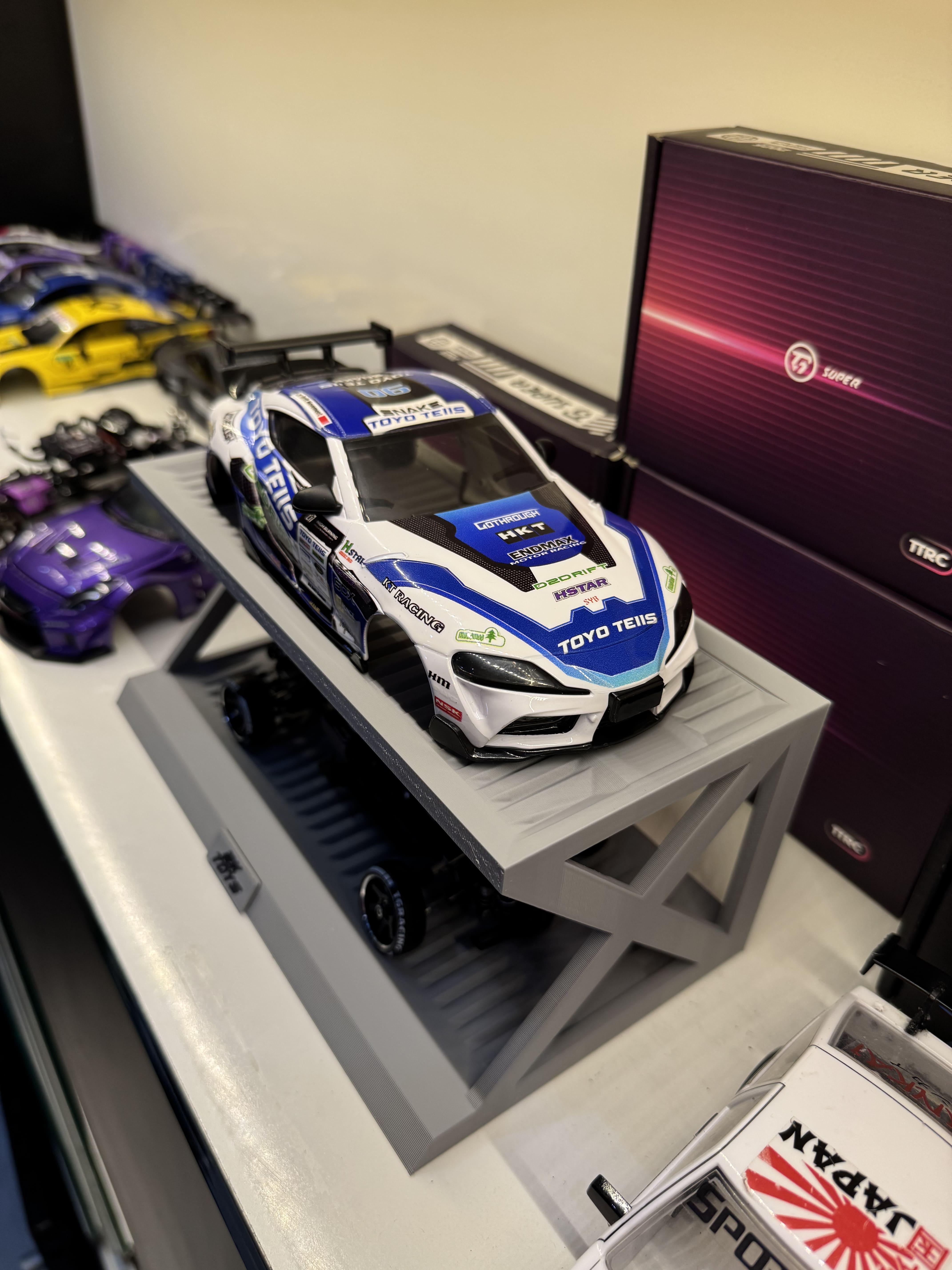 Kệ Trưng Bày Xe 2 Tầng – Giải Pháp Tối Ưu Không Gian Bàn Làm Việc