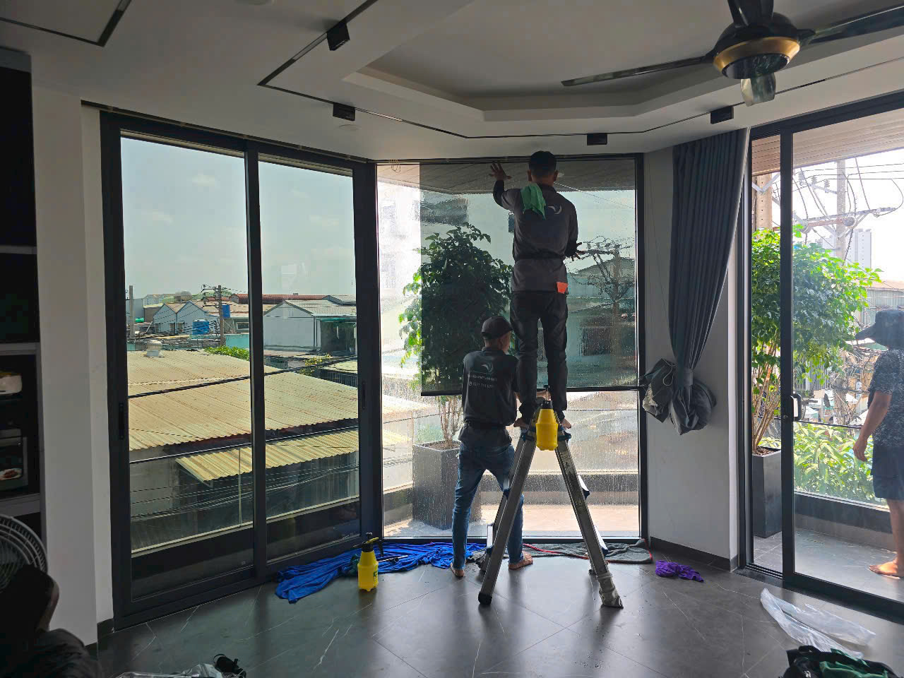 Dán phim cách nhiệt cửa kính nhà phố tai Quận 7, TpHCM