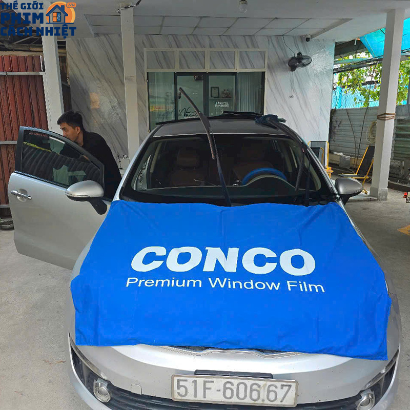 Dán phim cách nhiệt kính khoang ô tô