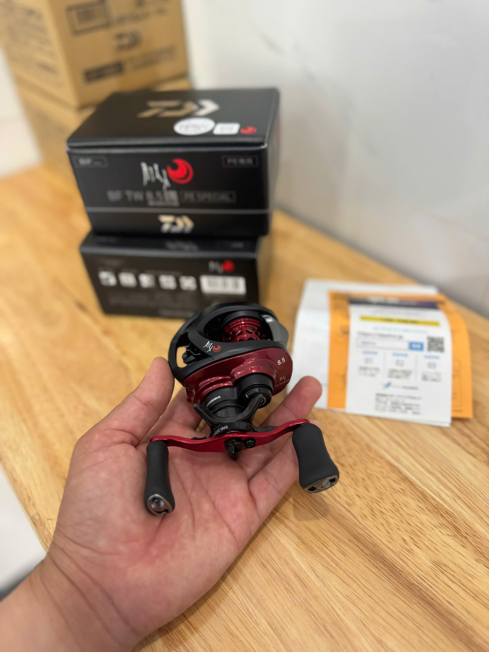 máy ngang Daiwa Gekkabijin BF TW - 2026 tay trái