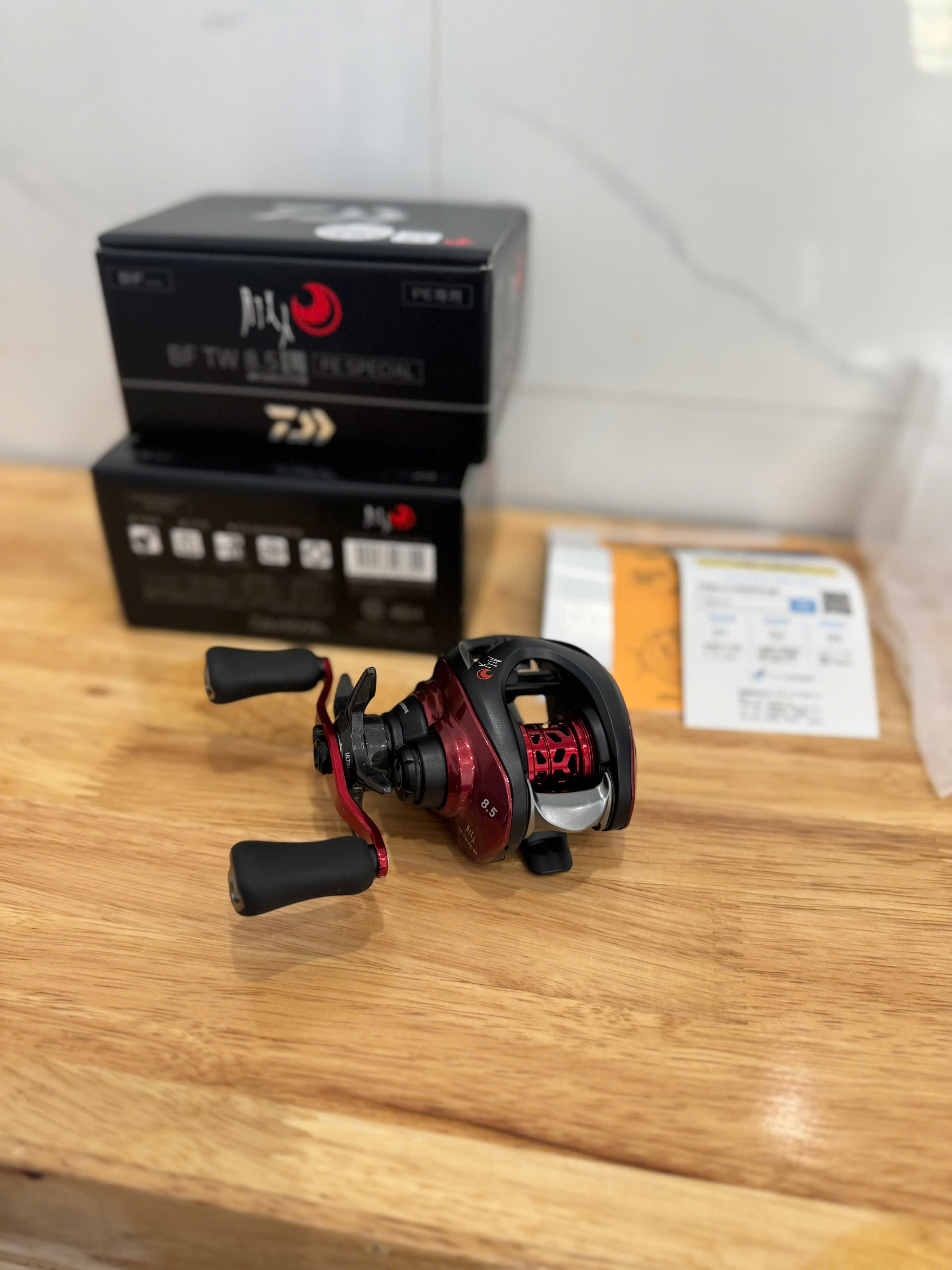 máy ngang Daiwa Gekkabijin BF TW - 2026 tay trái