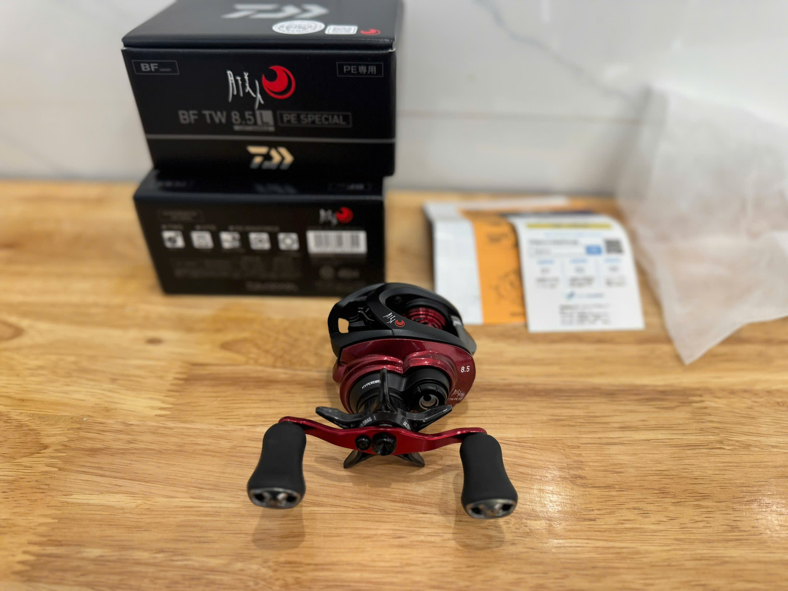 máy ngang Daiwa Gekkabijin BF TW - 2026 tay trái