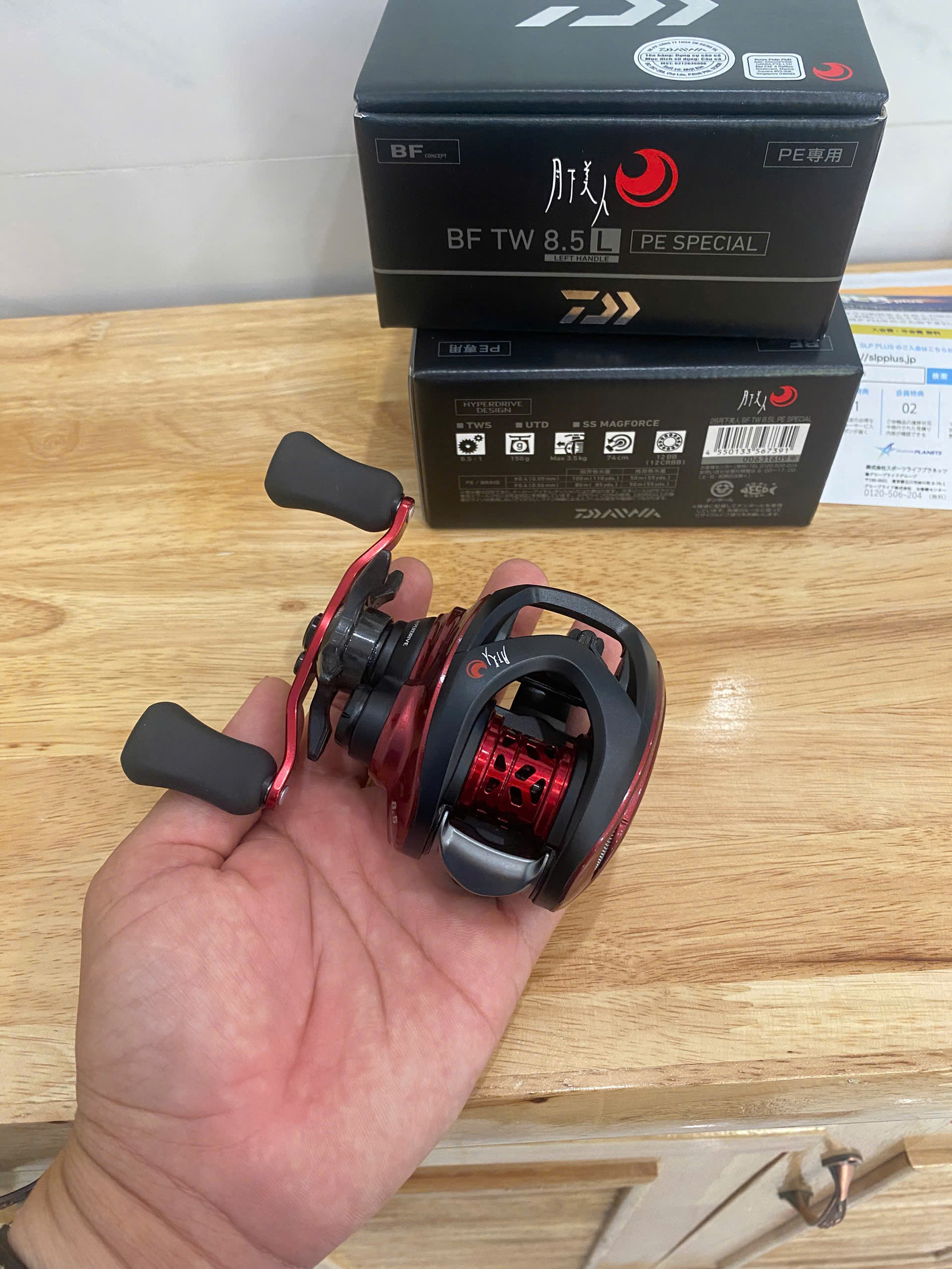 máy ngang Daiwa Gekkabijin BF TW - 2026 tay trái