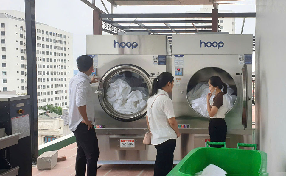 Máy giặt công nghiệp cho khách sạn: Chọn bao nhiêu kg là phù hợp?