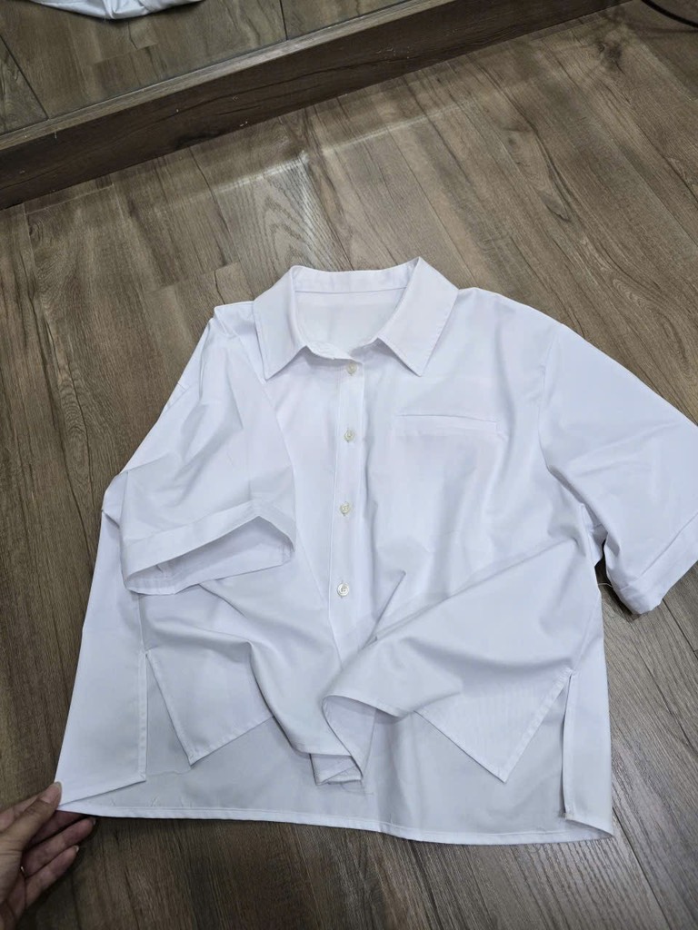 AE31 Áo sơ mi croptop xẻ vạt