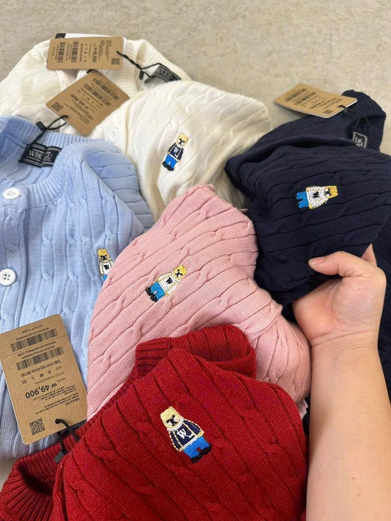 A116 Áo len gấu có cúc