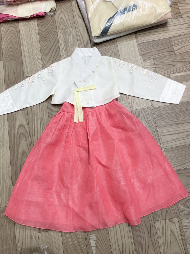Hanbok bé gái