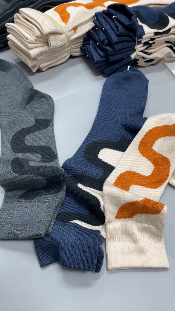 T04 Tất Marimekko size chân nữ