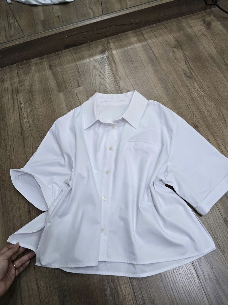 AE31 Áo sơ mi croptop xẻ vạt