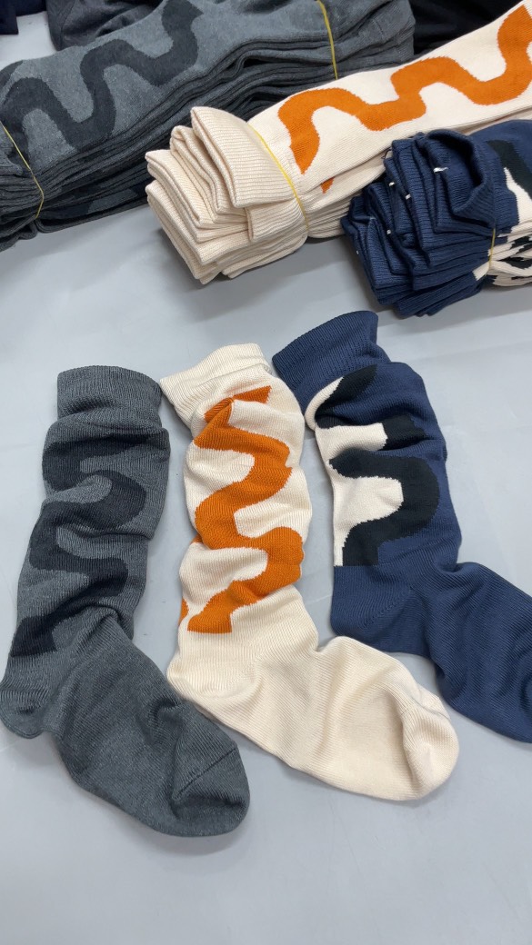 T04 Tất Marimekko size chân nữ