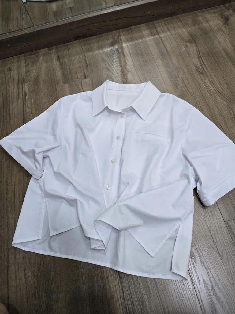 AE31 Áo sơ mi croptop xẻ vạt