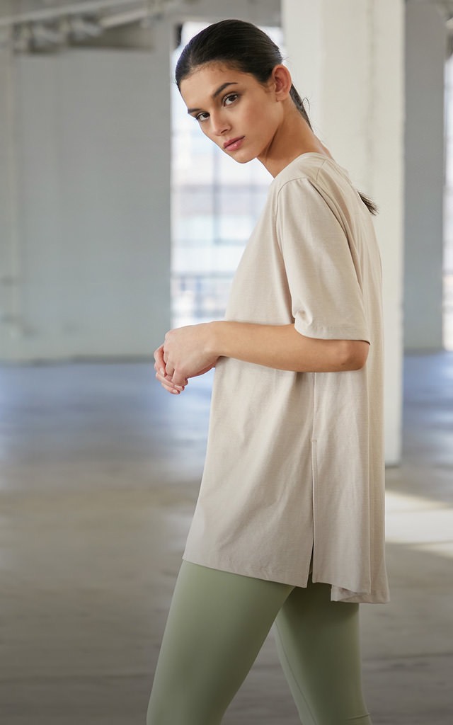 Áo thun nữ xẻ tà Andar