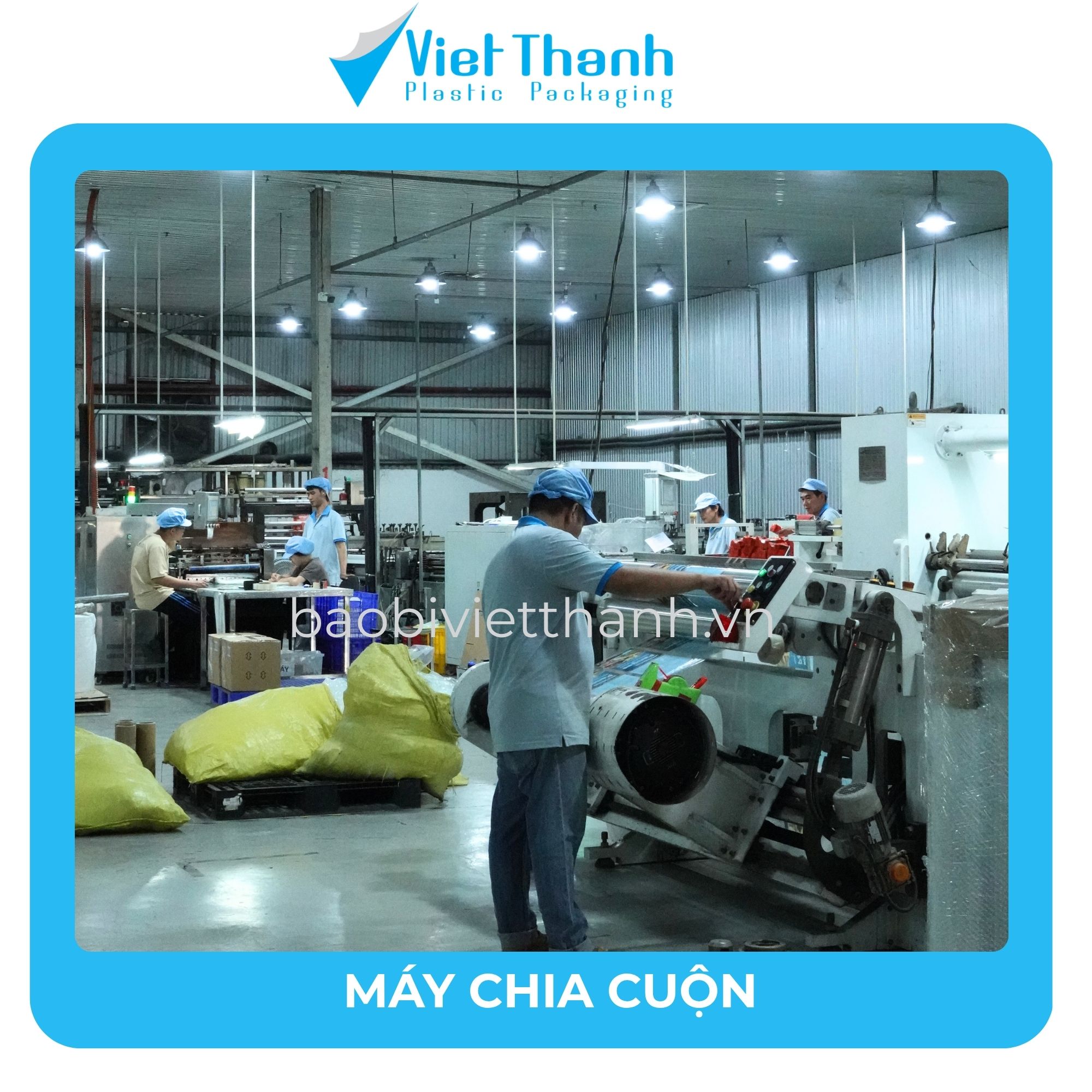 Máy chia cuộn bao bì và nhân sự vận hành tại nhà máy Việt Thành