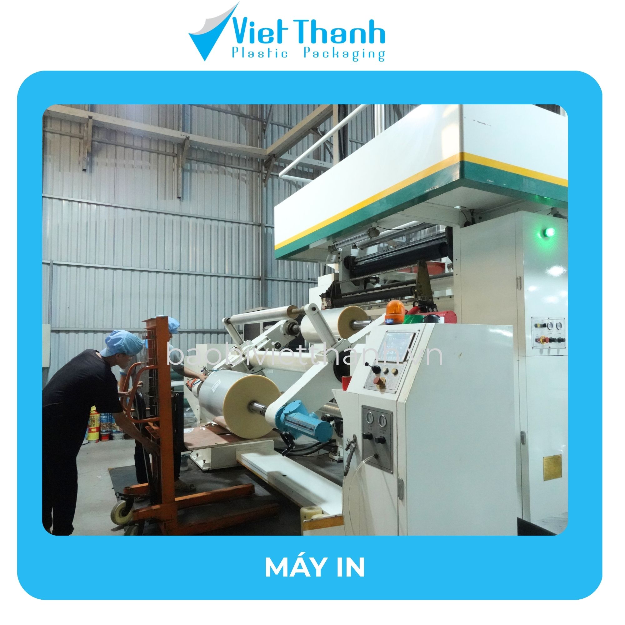 Nhân sự vận hành máy in bao bì tại nhà máy Việt Thành