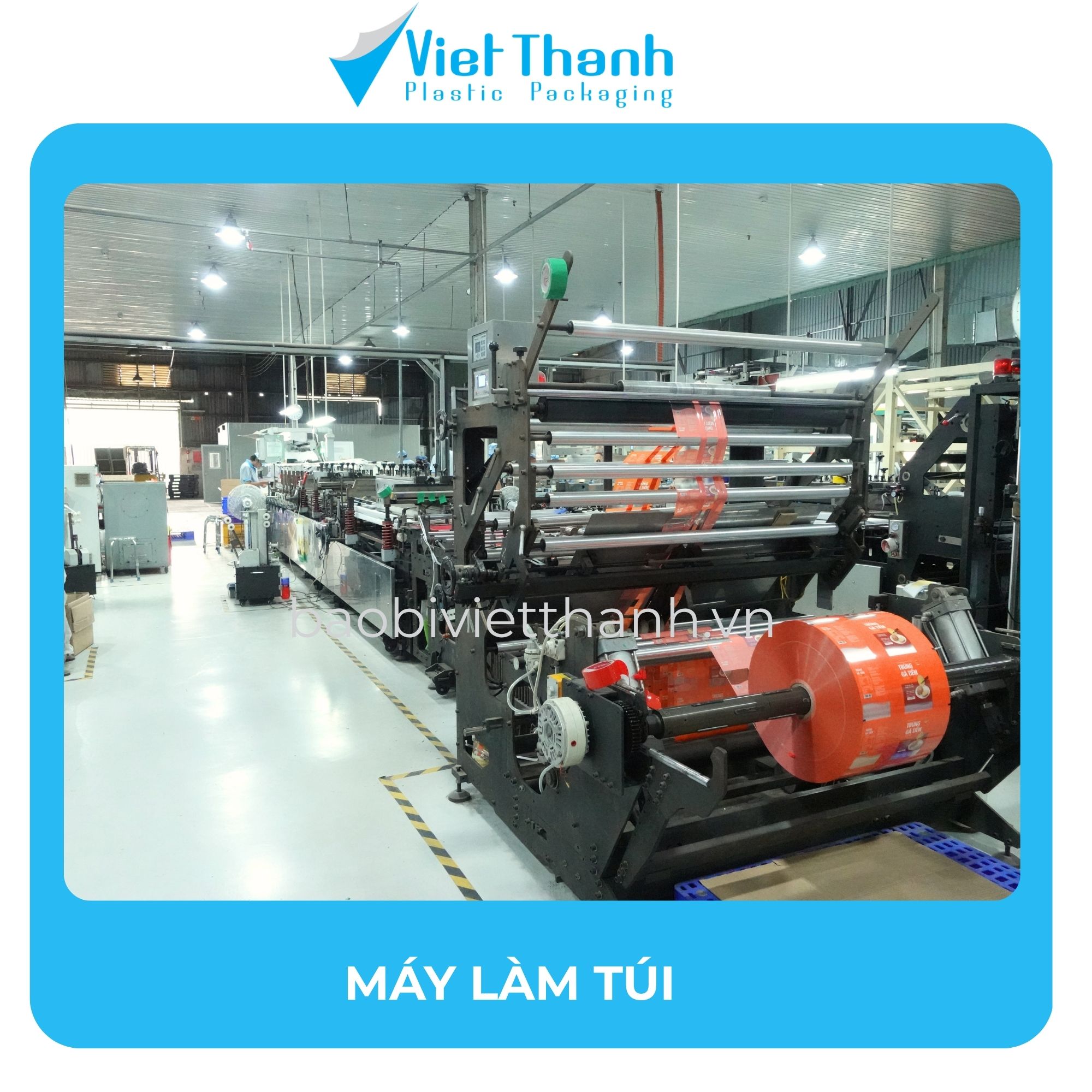 Máy làm túi bao bì đang chạy cuộn in tại nhà máy Việt Thành