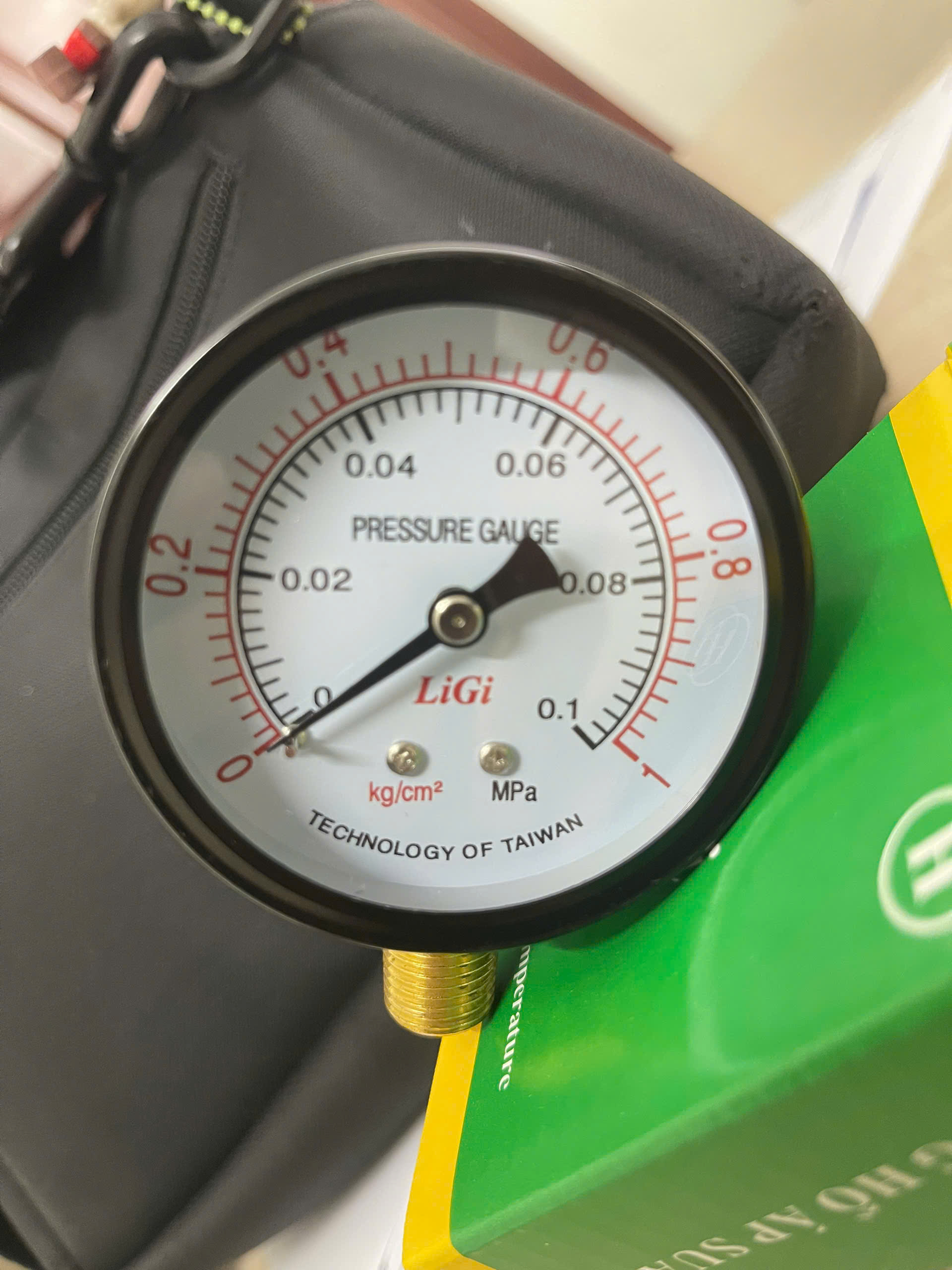 Đồng hồ áp suất hơi LiGi 1KG / 0,1Mpa kích thước mặt 63mm ren đồng 1/4NPT / 13mm