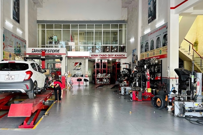 Hướng dẫn lựa chọn máy ra vào lốp và máy cân mâm phù hợp cho garage ô tô