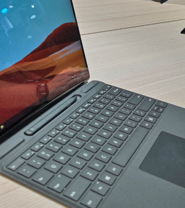 Combo bàn phím và bút cảm ứng Surface Pro X (Đen)