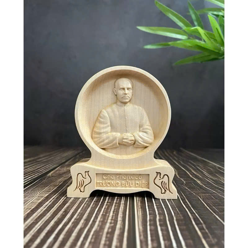 PHÙ ĐIÊU ĐỂ BÀN CHA PHANXICO TRƯƠNG BỬU DIỆP, CAO 12CM, GỖ MAPLE