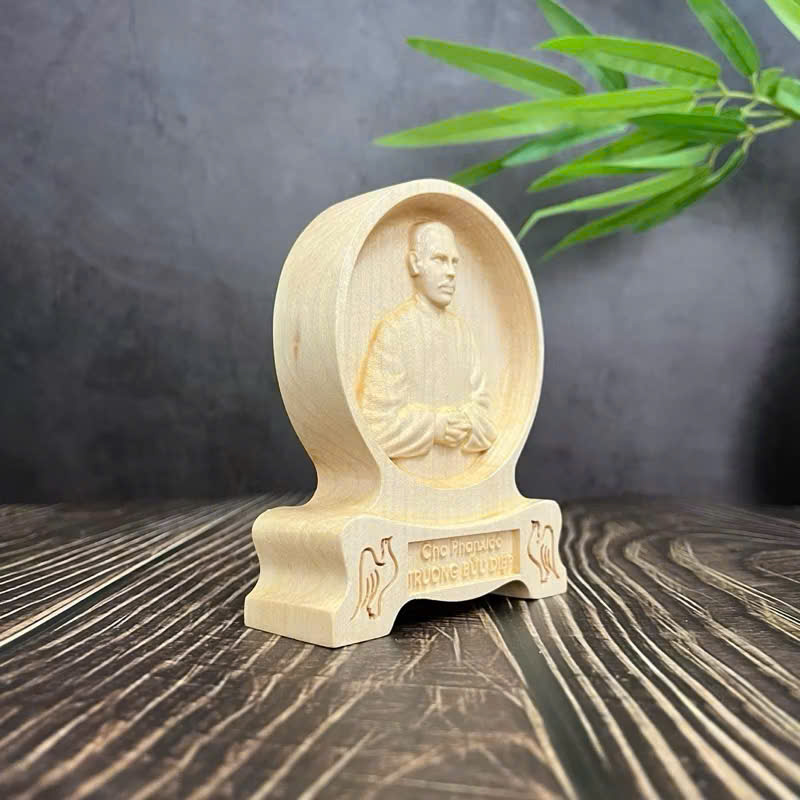 PHÙ ĐIÊU ĐỂ BÀN CHA PHANXICO TRƯƠNG BỬU DIỆP, CAO 12CM, GỖ MAPLE
